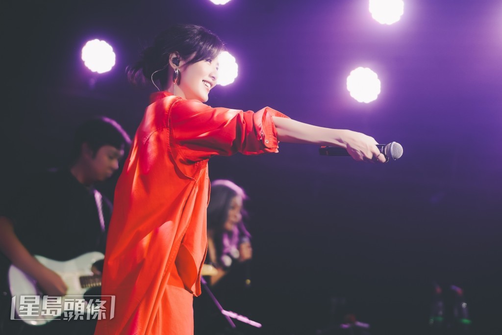 演唱會結束開燈散場時,好多歌迷都唔捨得! 演唱會結束開燈散場時,好多歌迷都唔捨得!