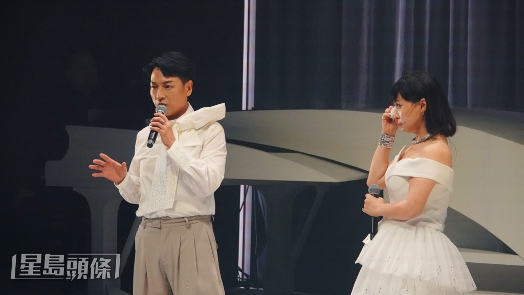 臨近謝幕,蝦頭感動落淚、真情分享。 臨近謝幕,蝦頭感動落淚、真情分享。