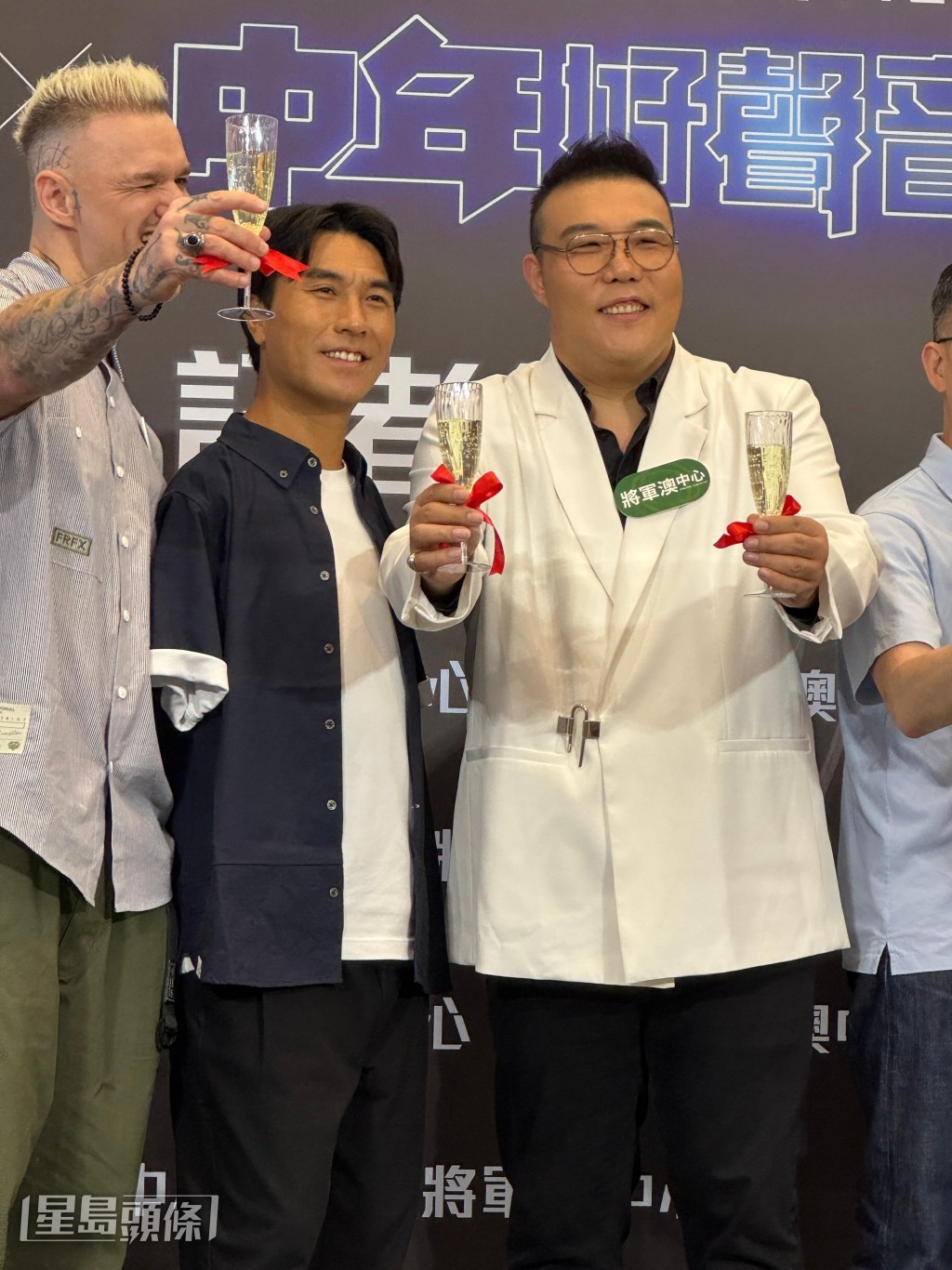 幫他拿酒杯外更餵他飲香檳。 幫他拿酒杯外更餵他飲香檳。