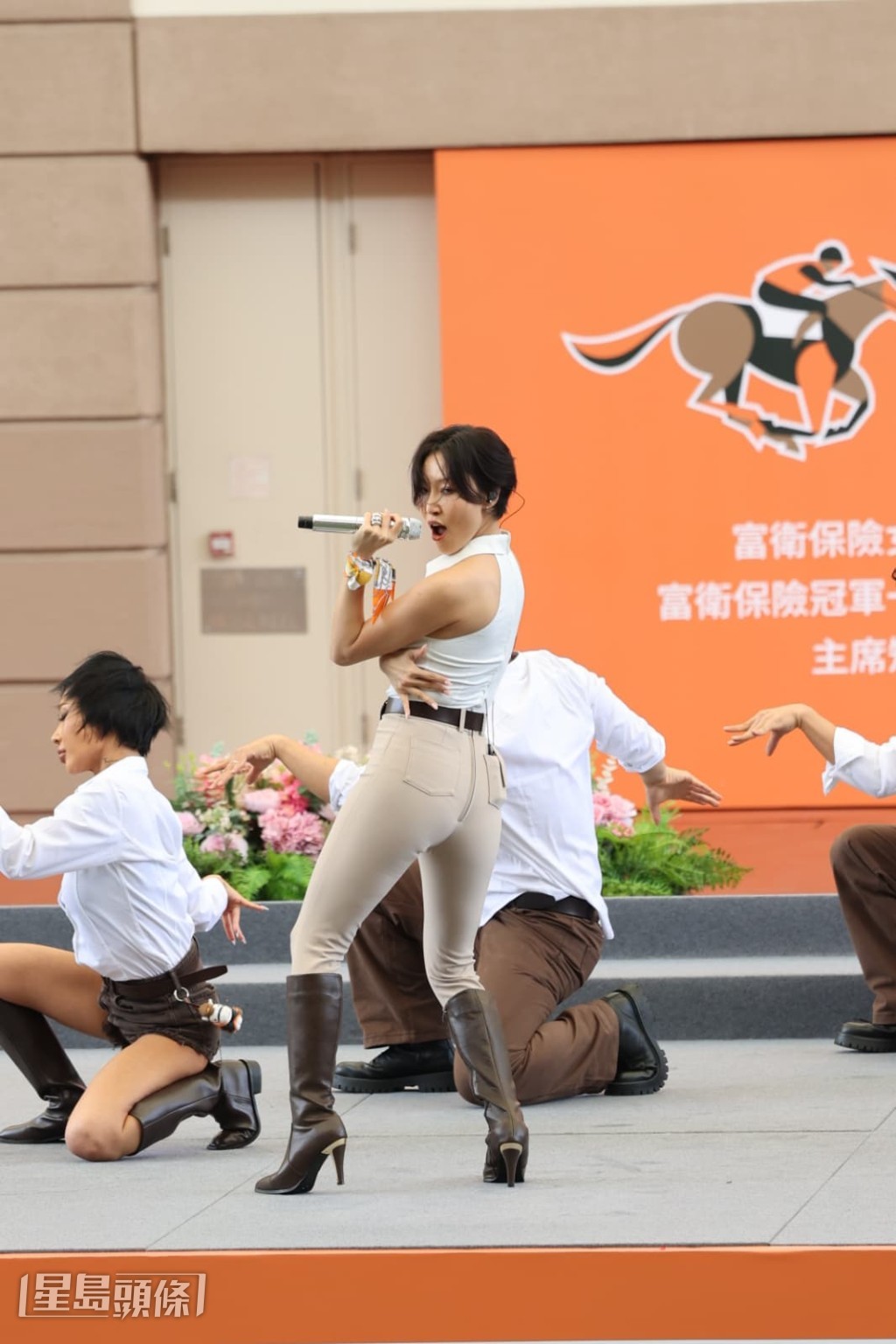 華莎的白色貼身無袖上衣襯貼身長褲，好sexy！