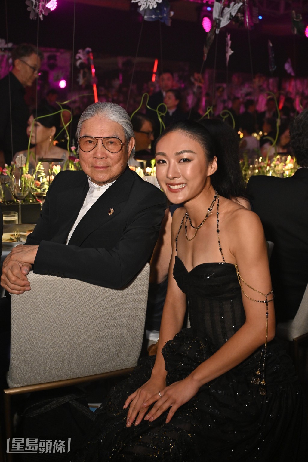 港協暨奧委會會長霍震霆與跳高女神楊文蔚開心合照。