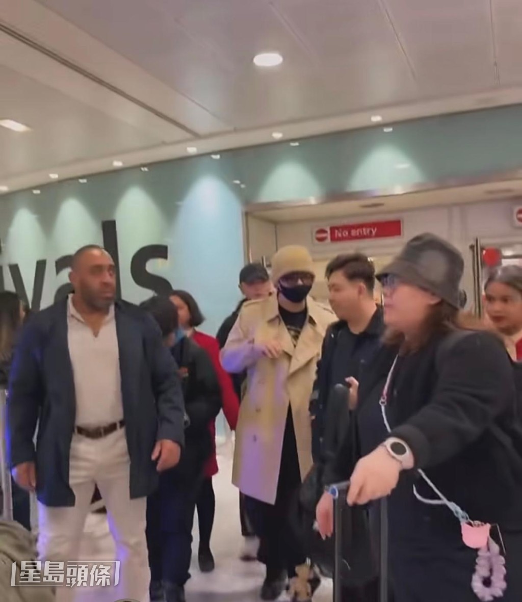 十多名機組人員和保安拉起人鏈護送他步出禁區。 十多名機組人員和保安拉起人鏈護送他步出禁區。