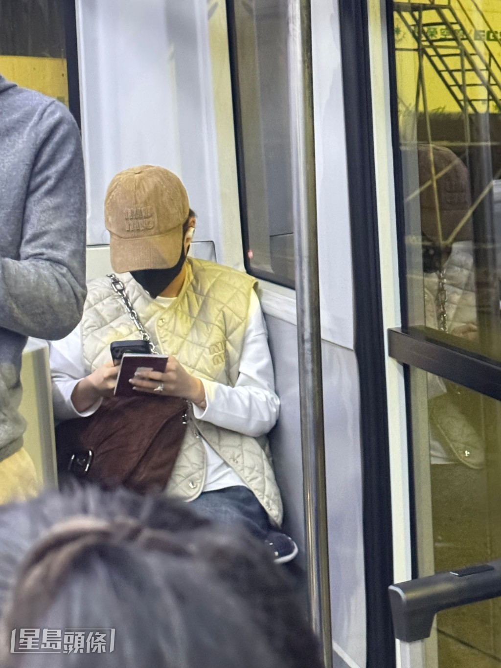 超蓮不停低頭撳電話。 超蓮不停低頭撳電話。