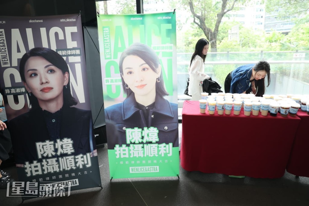更有易拉架為偶像打氣。 更有易拉架為偶像打氣。