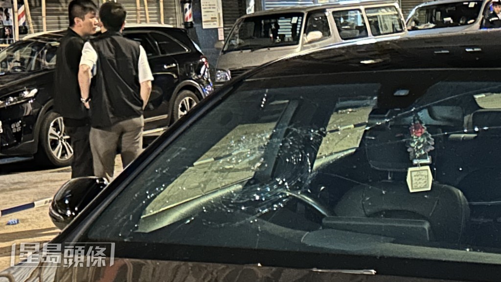 私家車車頭擋風玻璃破裂。 私家車車頭擋風玻璃破裂。
