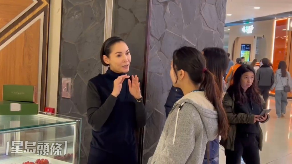 翌日,記者再次捕獲Amanda S.出現在pop-up store 翌日,記者再次捕獲Amanda S.出現在pop-up store