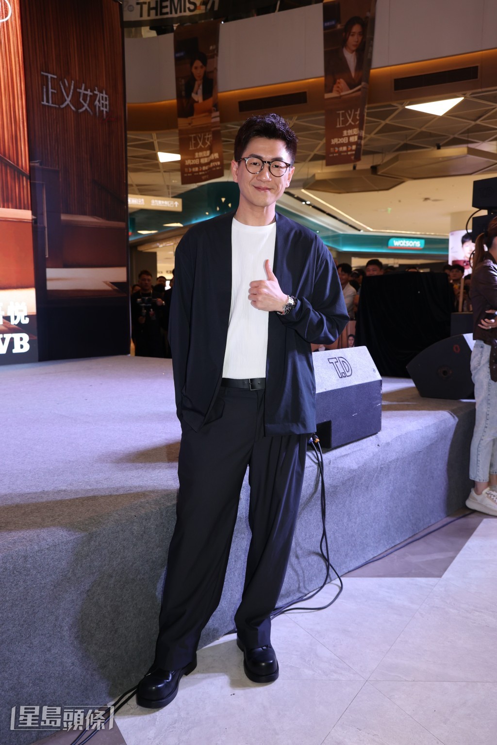 他一度被六頁紙對白考起。 他一度被六頁紙對白考起。