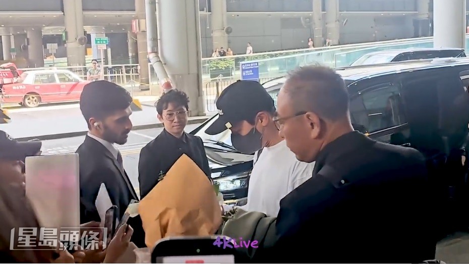 玄彬上車前先跟粉絲握手、簽名、收花,十分親民。(微博截圖) 玄彬上車前先跟粉絲握手、簽名、收花,十分親民。(微博截圖)