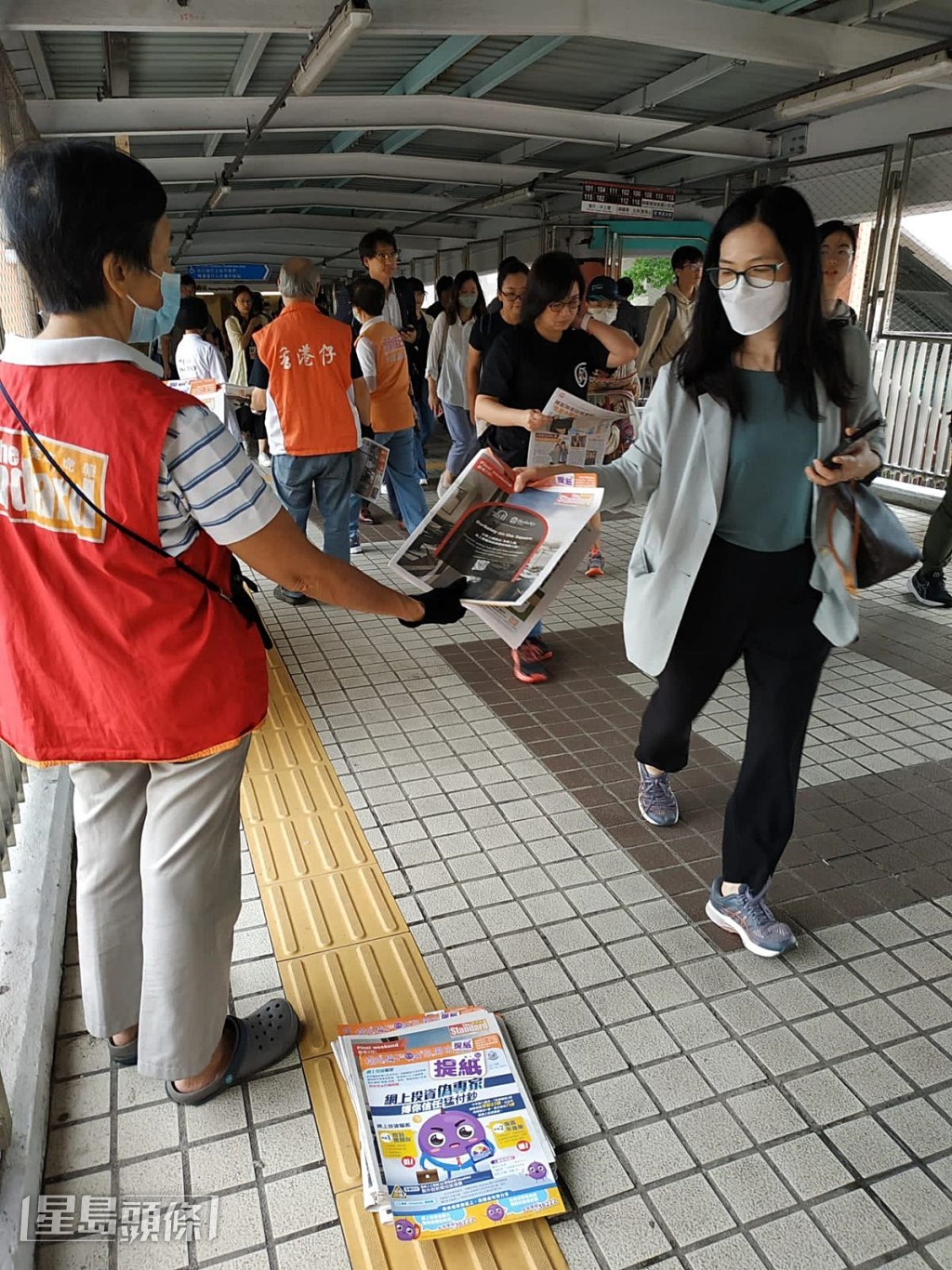 市民踴躍取閱。
