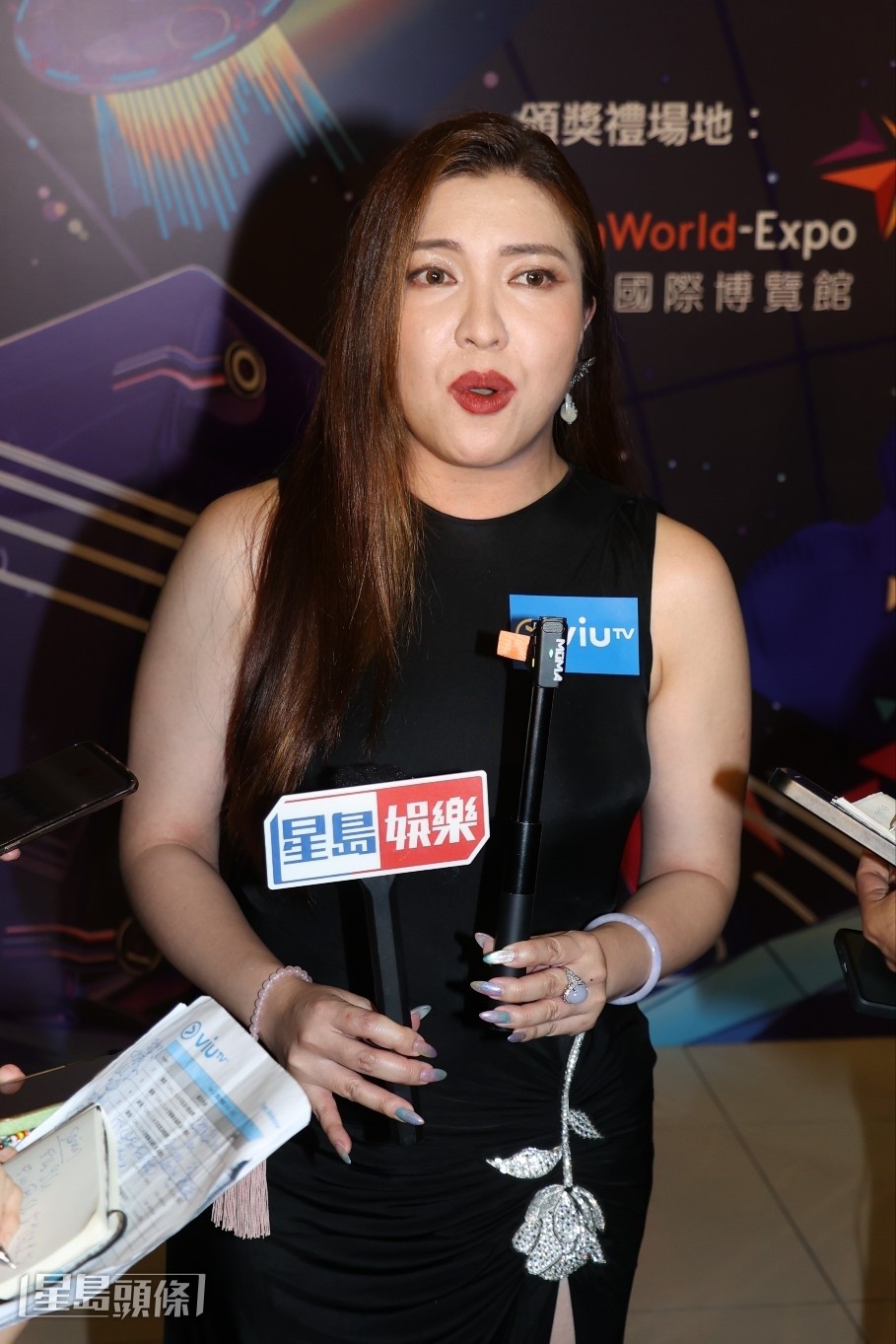 Serrini奪得「年度女歌手」，她自爆在洗手間時突然有工作人員拍門，證明頒獎禮是最後一刻才知道結果。