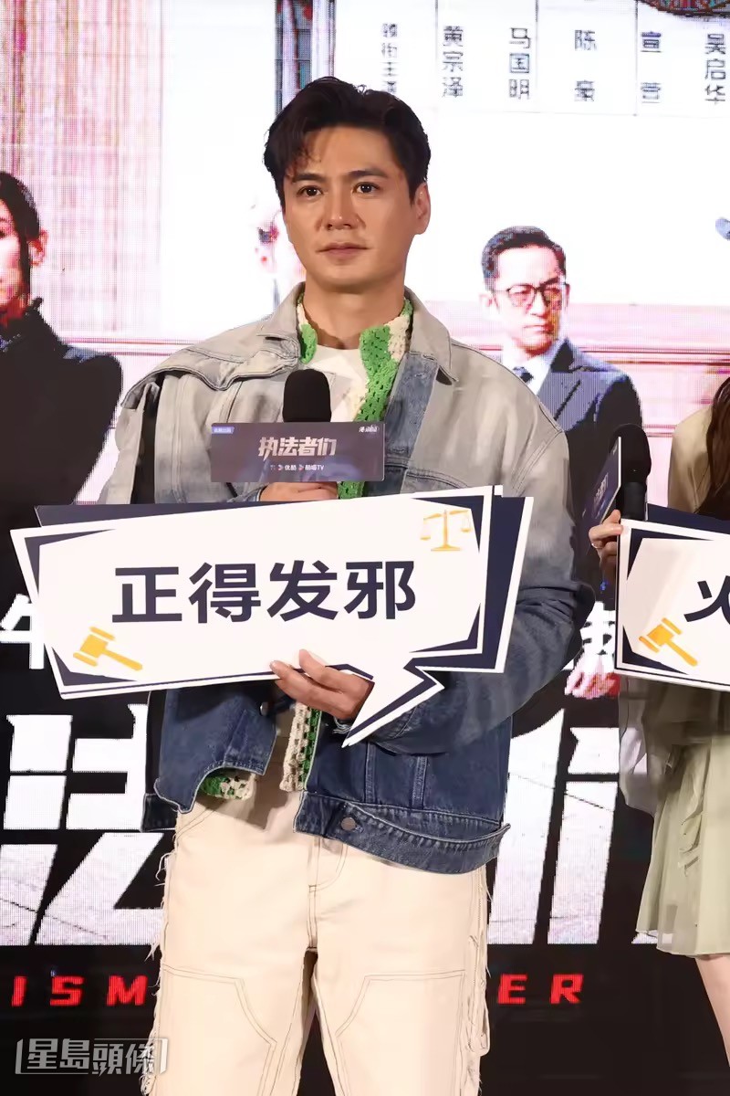 子溢則表示會逼馬明著泳褲。 子溢則表示會逼馬明著泳褲。