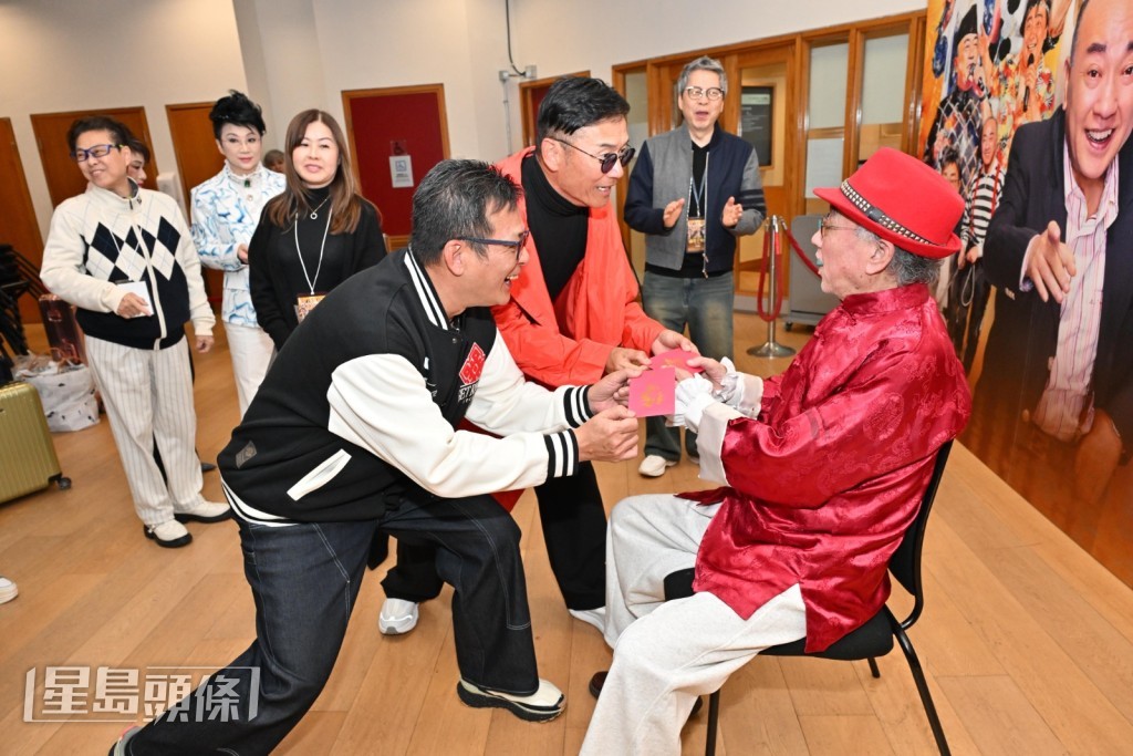 黃日華、苗僑偉給利是鵬哥。