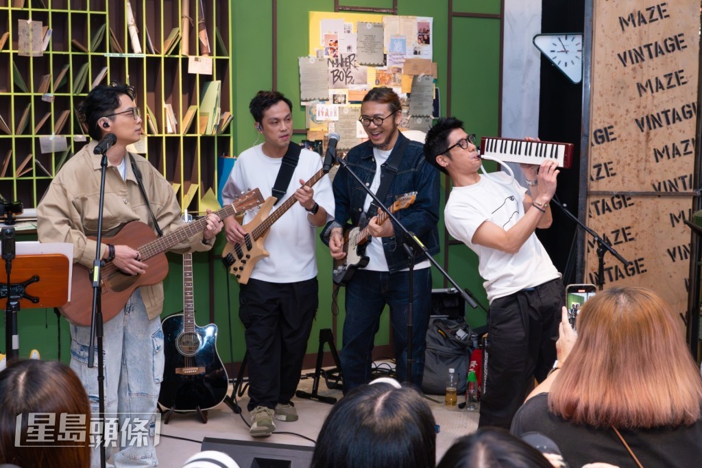 在音樂會期間，樂手們模仿最近熱爆網上的短片，無縫樂器solo表演，刻意阻主音Van唱歌。