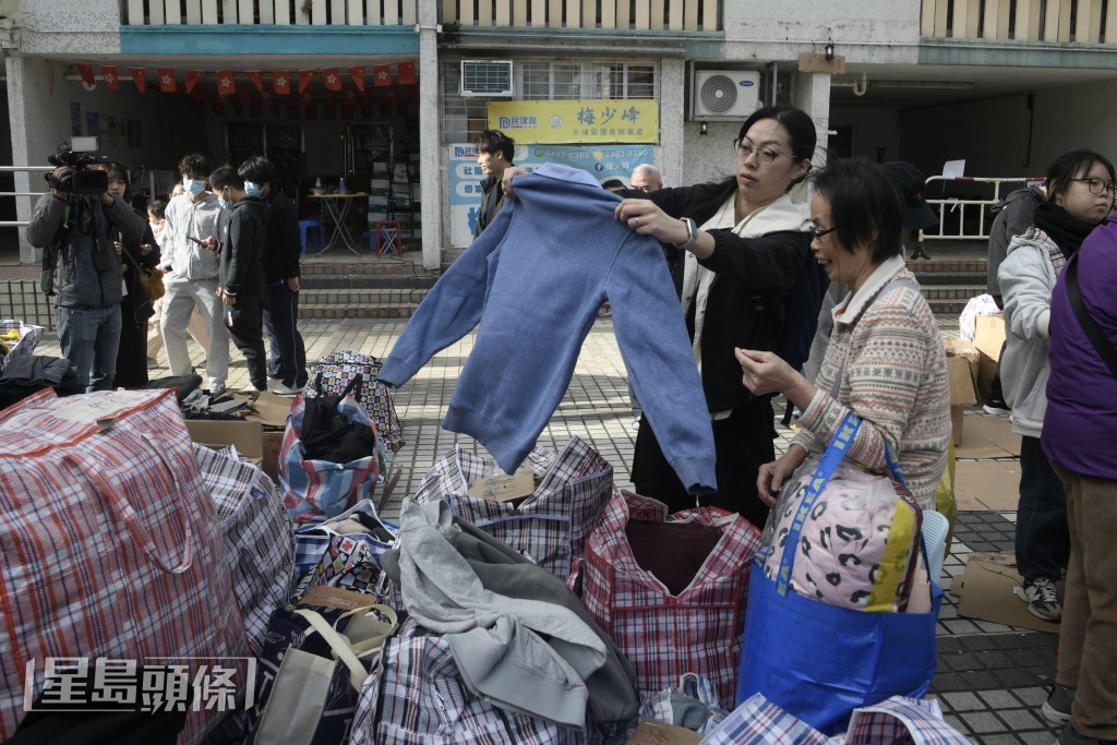 有熱心人士將物資送予受影響居民。陳浩元攝 有熱心人士將物資送予受影響居民。陳浩元攝