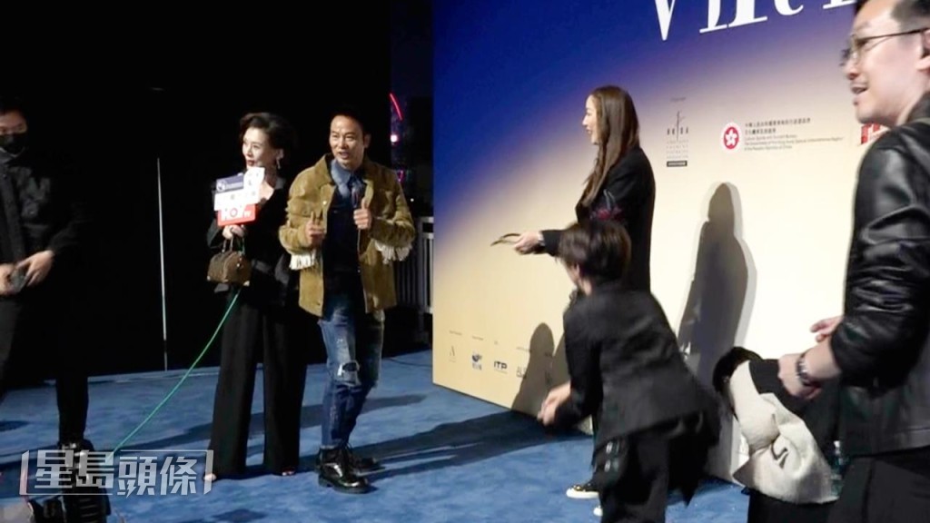 琦琦幫他拾起眼鏡及關心華哥有否受傷。