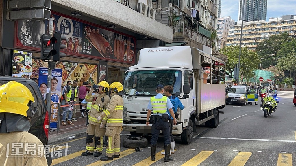货车收掣不及撞到前面客货车。杨伟亨摄