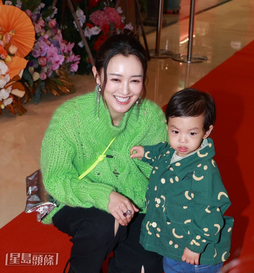 張寶兒帶同2歲「袁咕碌」到胡曦文的新店開幕活動。 張寶兒帶同2歲「袁咕碌」到胡曦文的新店開幕活動。