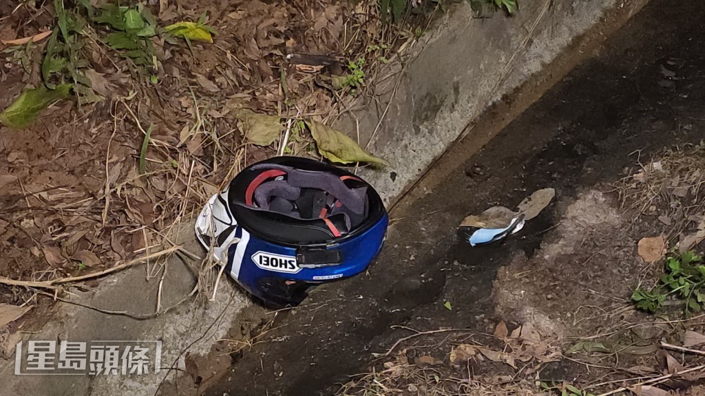 現場遺下一個頭盔。黎志偉攝 現場遺下一個頭盔。黎志偉攝