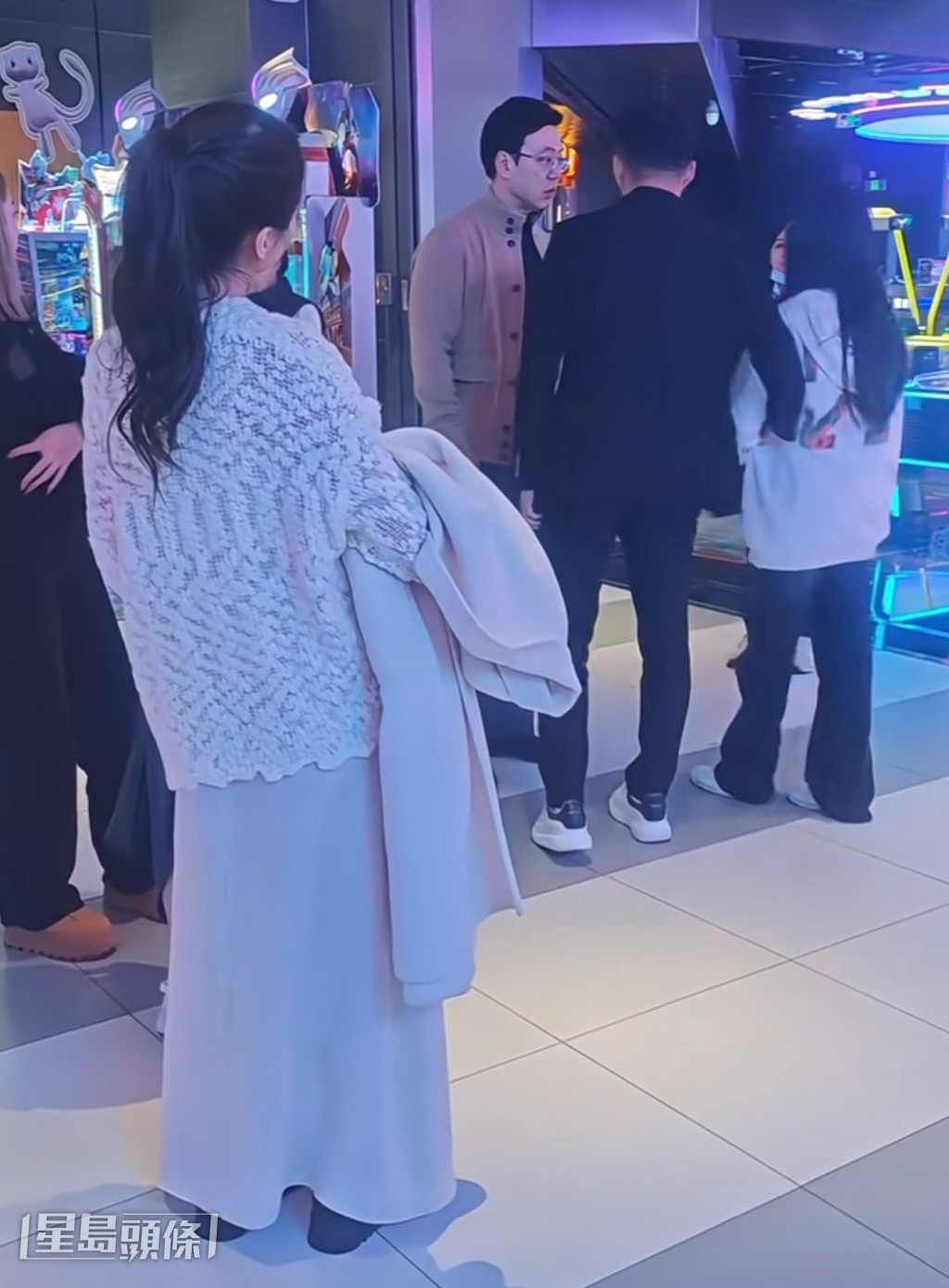 汪小菲翘住玥儿的手臂行，父女感情极好。