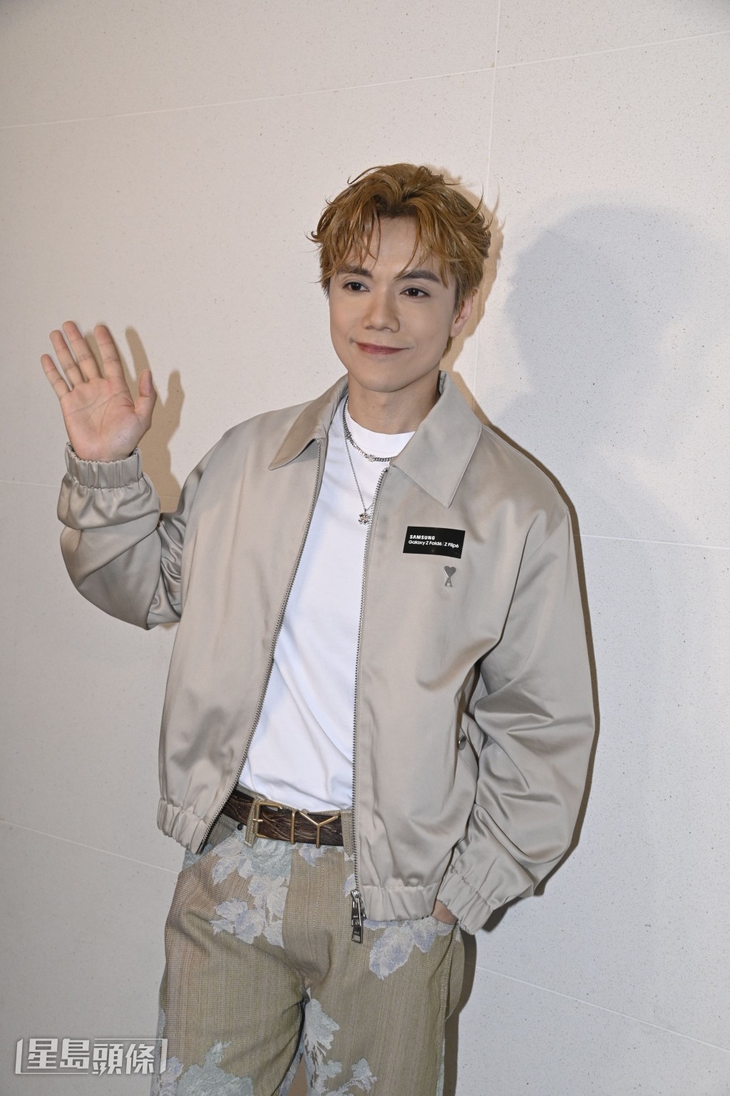 軒仔說:「聽聞個鋼琴老師都幾靚,我都學緊琴,如果見到佢都會問學費價錢。」 軒仔說:「聽聞個鋼琴老師都幾靚,我都學緊琴,如果見到佢都會問學費價錢。」