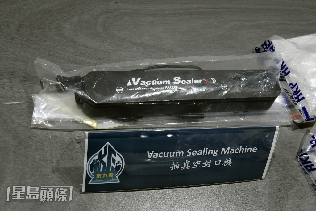 警方展示證物。楊偉亨攝 警方展示證物。楊偉亨攝