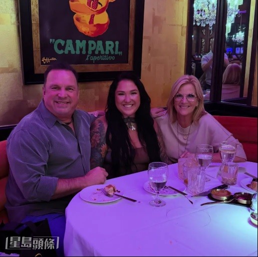 鄉謠天王Garth Brooks(左)的女兒Allie Colleen(中)發文悼念桃莉,卻不慎辣㷫網民。 鄉謠天王Garth Brooks(左)的女兒Allie Colleen(中)發文悼念桃莉,卻不慎辣㷫網民。
