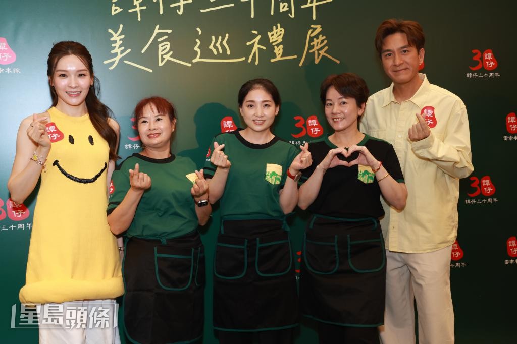 「譚仔姐姐」菊姐、東東、彩燕與李佳芯、馬國明一同合照。