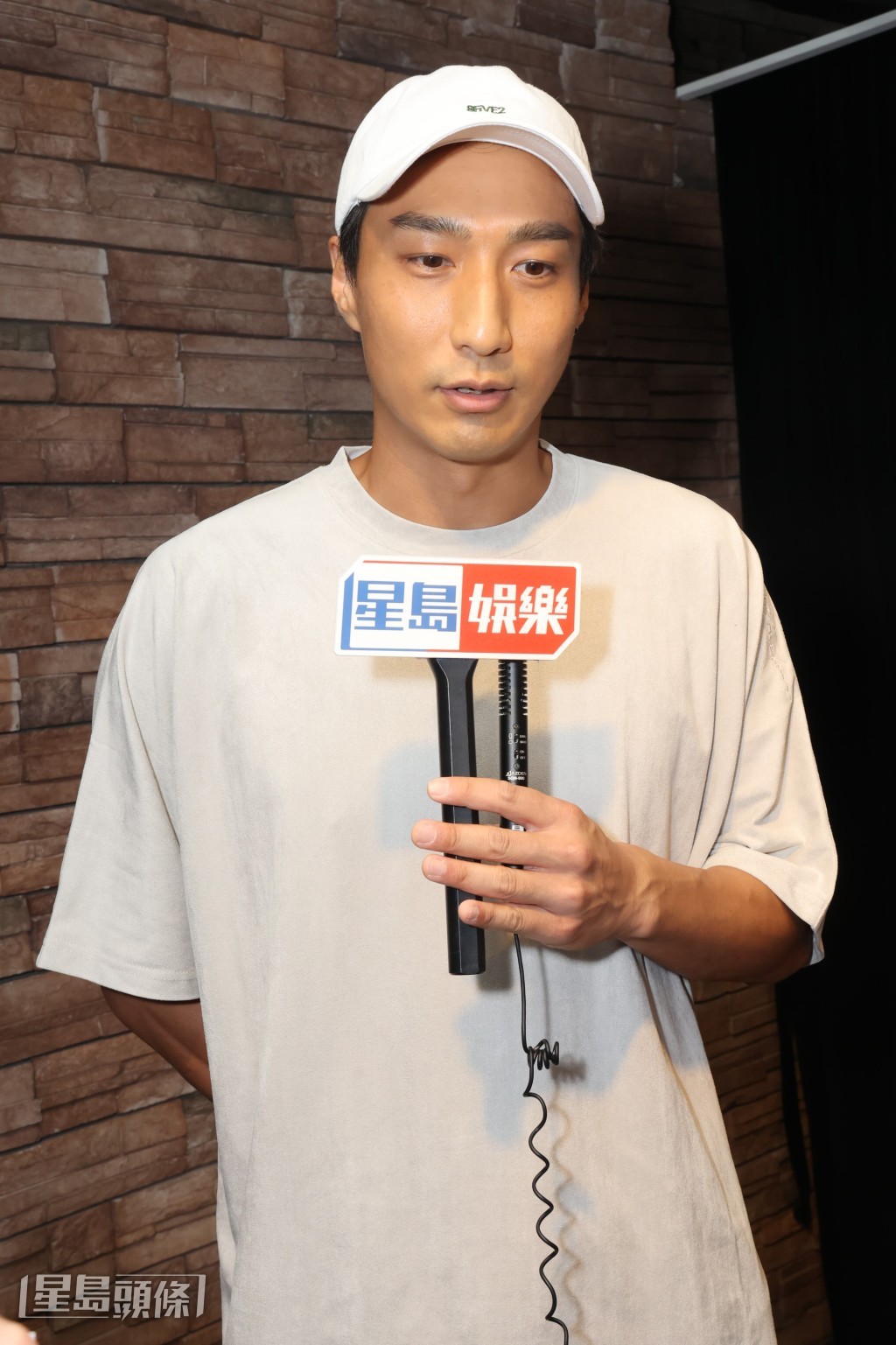 談到跟姚子羚欠缺甚麼?徐偉棟說是順其自然,仲叫大家畀啲空間佢哋了解下。 談到跟姚子羚欠缺甚麼?徐偉棟說是順其自然,仲叫大家畀啲空間佢哋了解下。