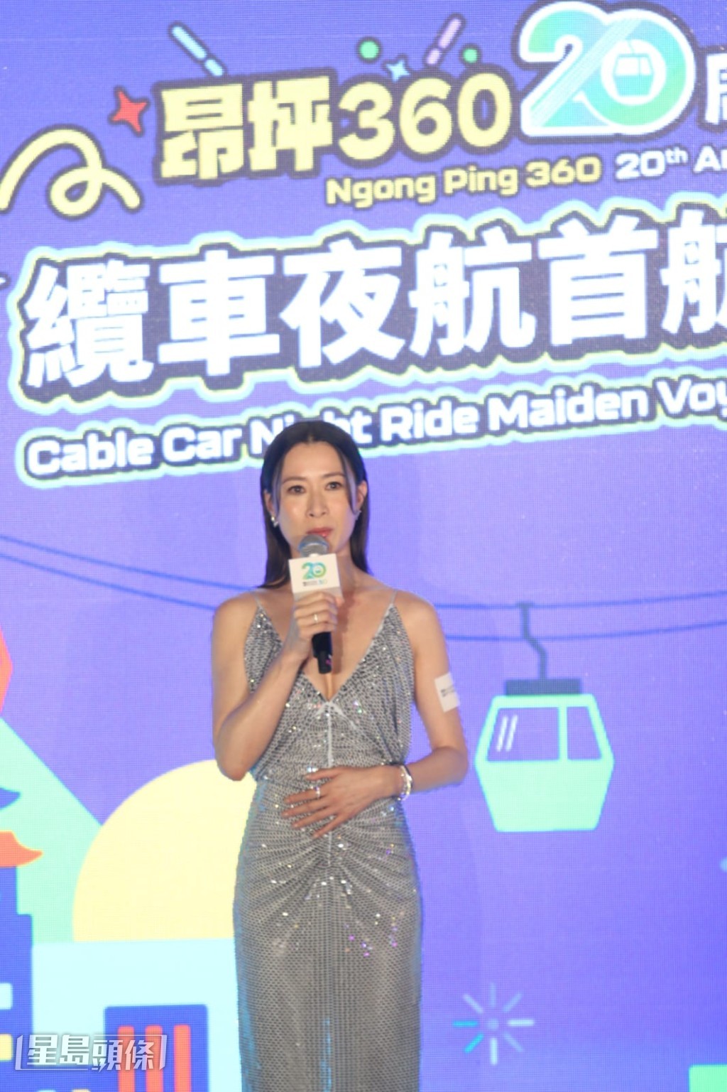 阿佘身穿低胸閃片晚裝裙。