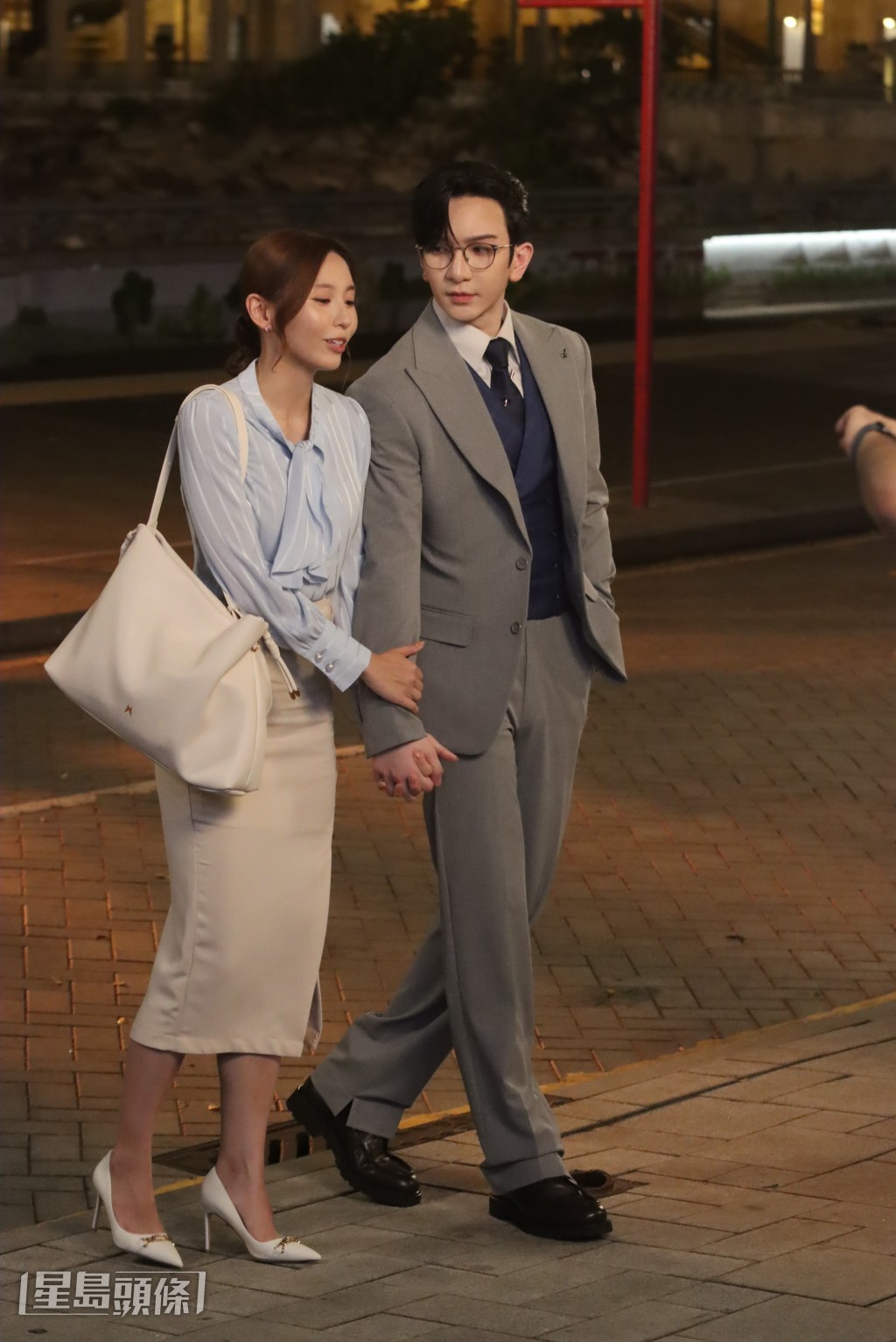 Anson Lo拖着一身OL打扮的Ivy So漫步送她回家。
