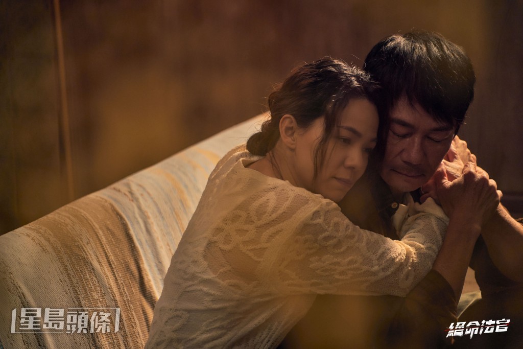 在劇中與韋羅莎是一對,可惜因為張家輝最終弄至家破人亡。 在劇中與韋羅莎是一對,可惜因為張家輝最終弄至家破人亡。