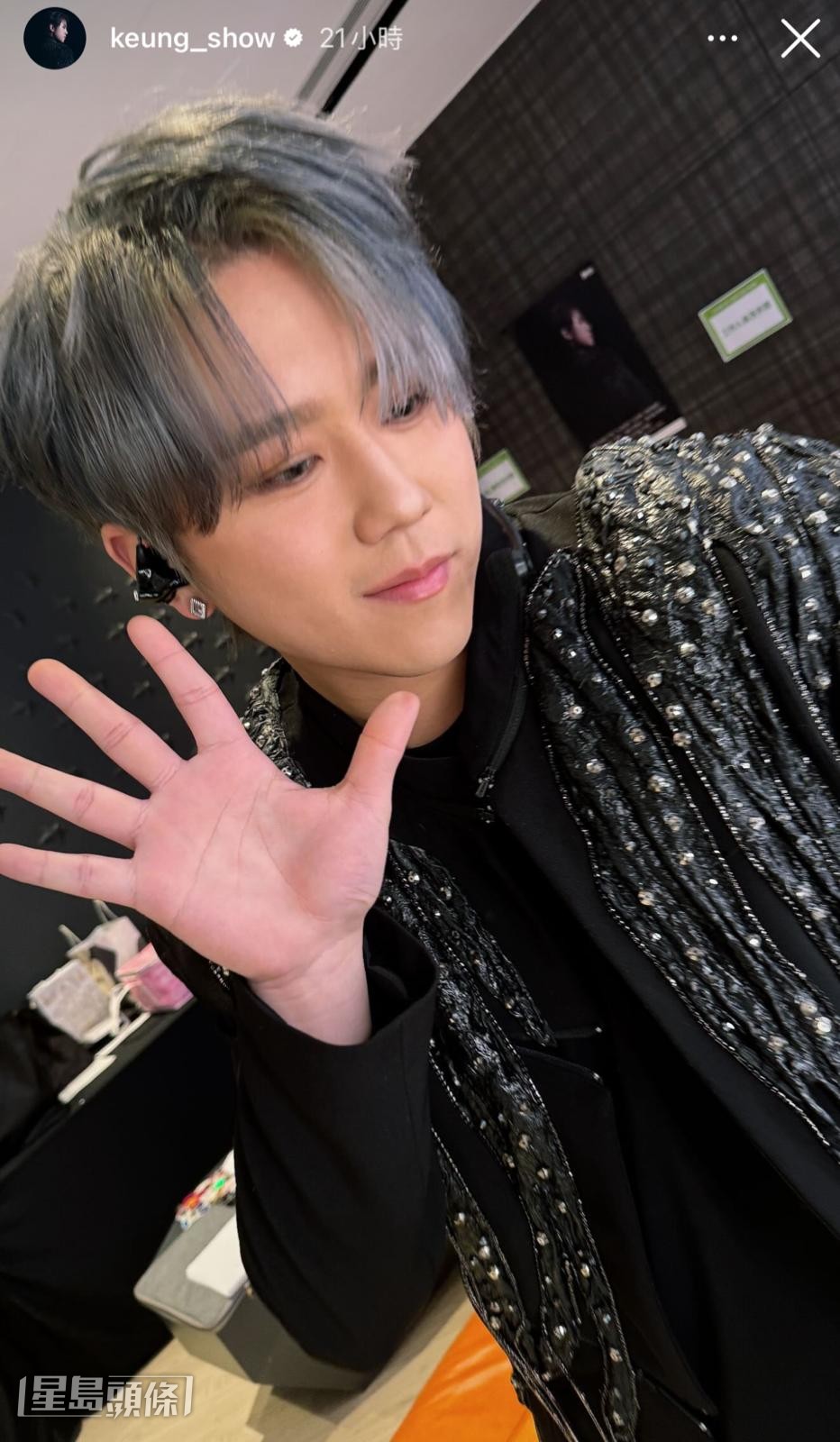 姜濤在停電期間未有返回後台，一直在台上用咪與監製細榮公開對話。