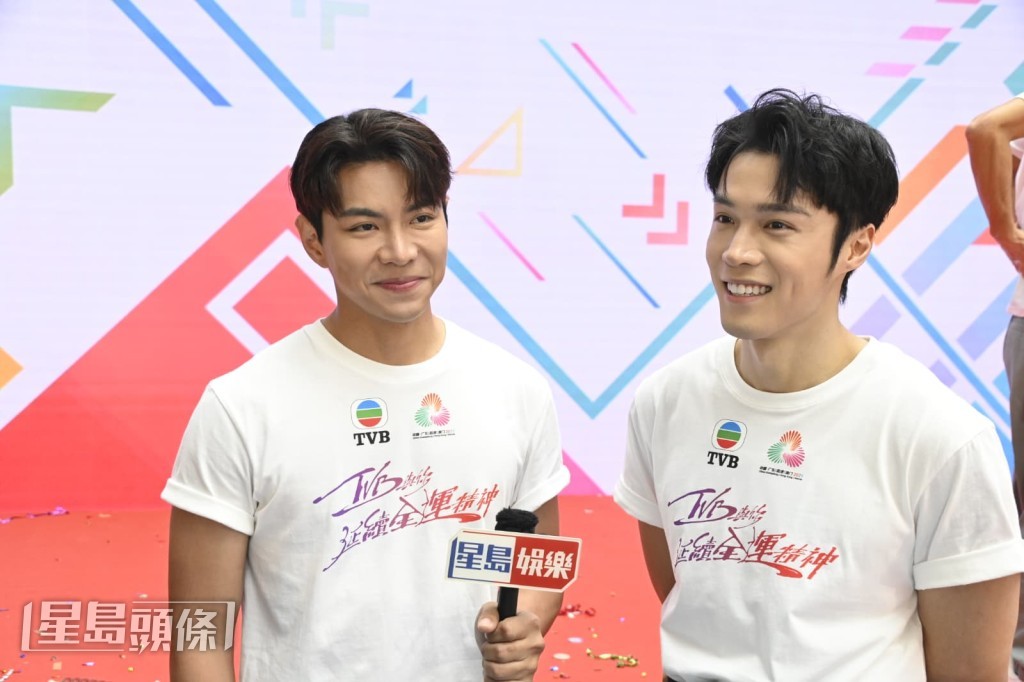 二人都熱愛運動。 二人都熱愛運動。