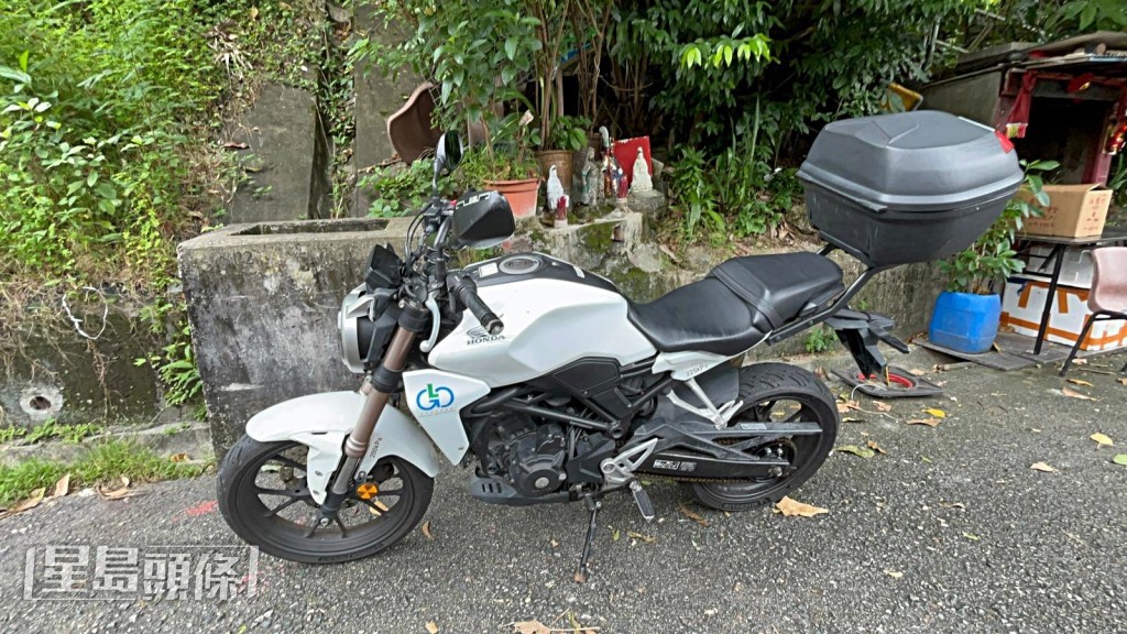 被撞考牌官的電單車。楊偉亨攝