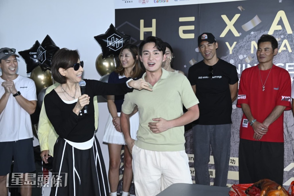 林漪娸檢查周嘉洛的身形是否夠弗。 林漪娸檢查周嘉洛的身形是否夠弗。