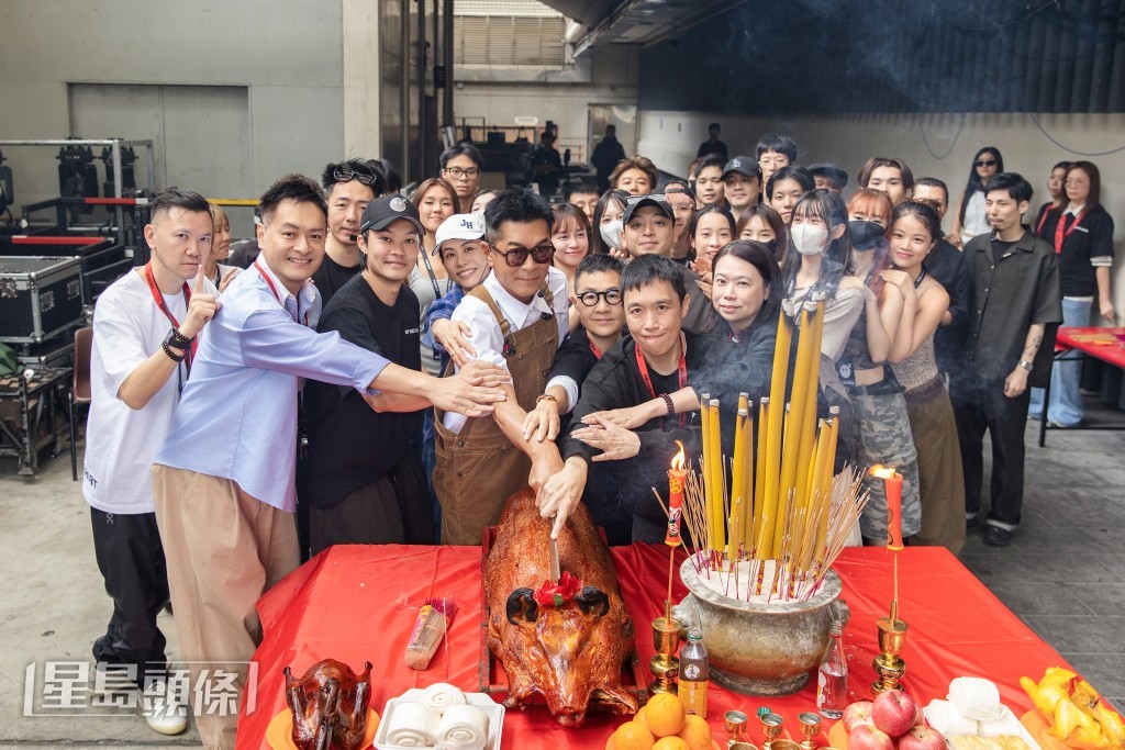 台前幕後切豬。 台前幕後切豬。