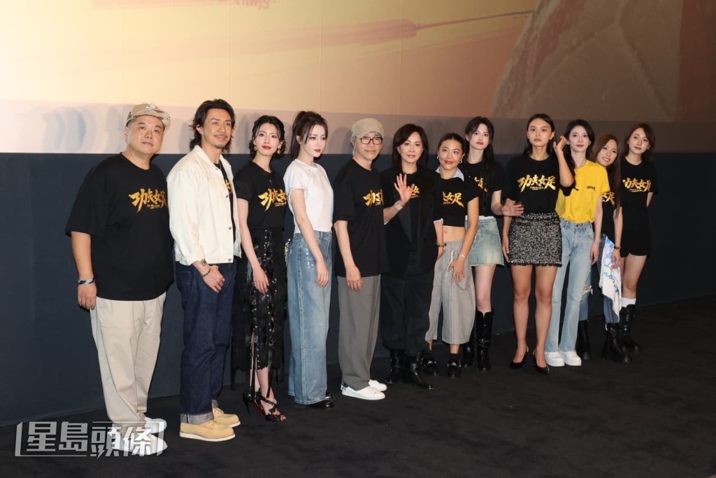 周星馳率領一眾演員劉嘉玲、迪麗熱巴、蔡思貝等出席《功夫女足》香港首映禮。