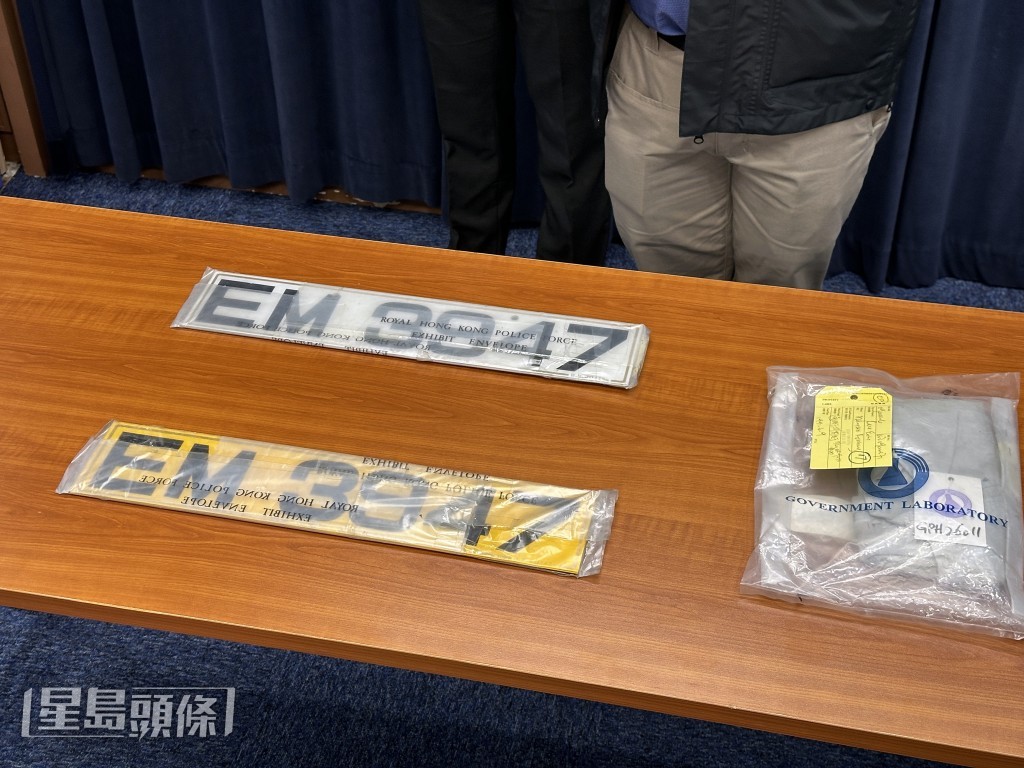 警方展开涉案车辆车牌。梁国峰摄