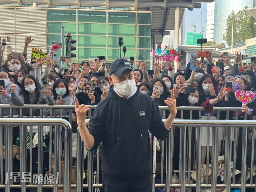問到現場有那麼多粉絲來到支持他是否很感動？學友說：「好多謝佢哋。」
