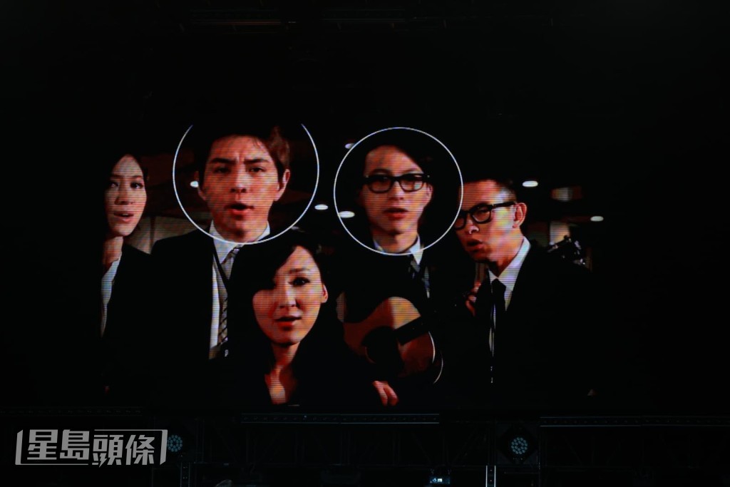 羅天宇、吳業坤合唱後，螢幕上顯示兩人多年前拍劇的相片。