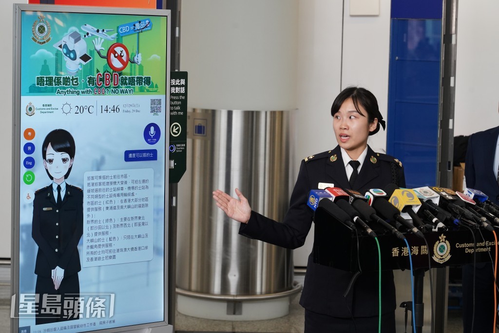 「虛擬服務大使」小慧解答旅客查詢。葉偉豪攝 「虛擬服務大使」小慧解答旅客查詢。葉偉豪攝