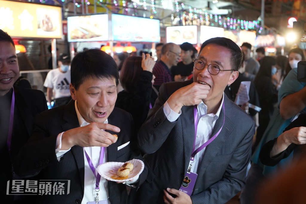 文化體育及旅遊局局長楊潤雄到場,試食香港地道美食。劉駿軒攝 文化體育及旅遊局局長楊潤雄到場,試食香港地道美食。劉駿軒攝