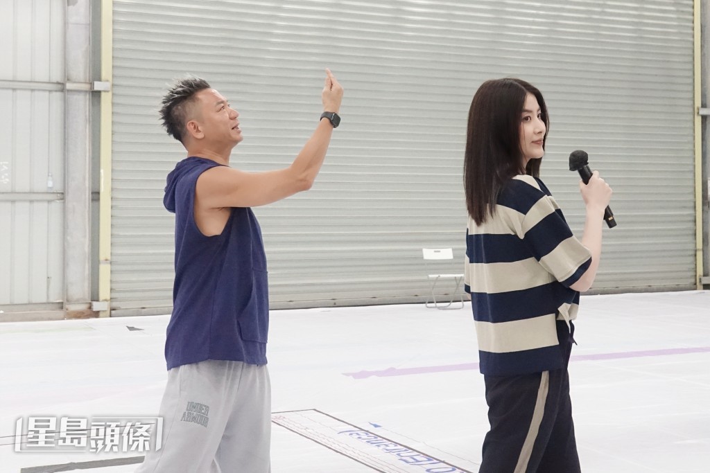 將於7月在紅館舉行10場個唱的Kelly，到綵排場地進行1︰1舞台模擬練習。