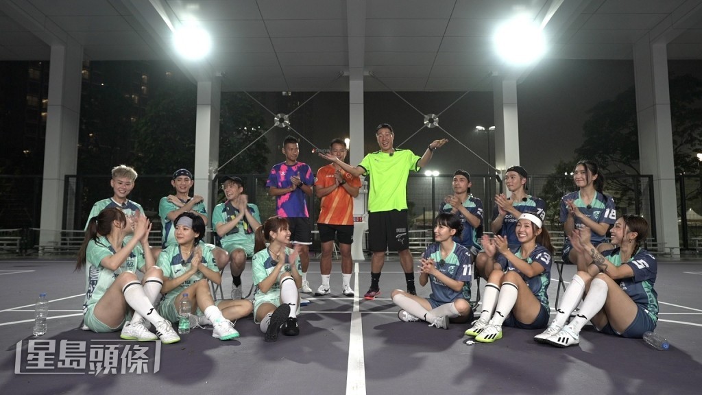MIRROR成員Lokman、AK、Alton和Frankie與螢花足球隊隊員切磋球技。