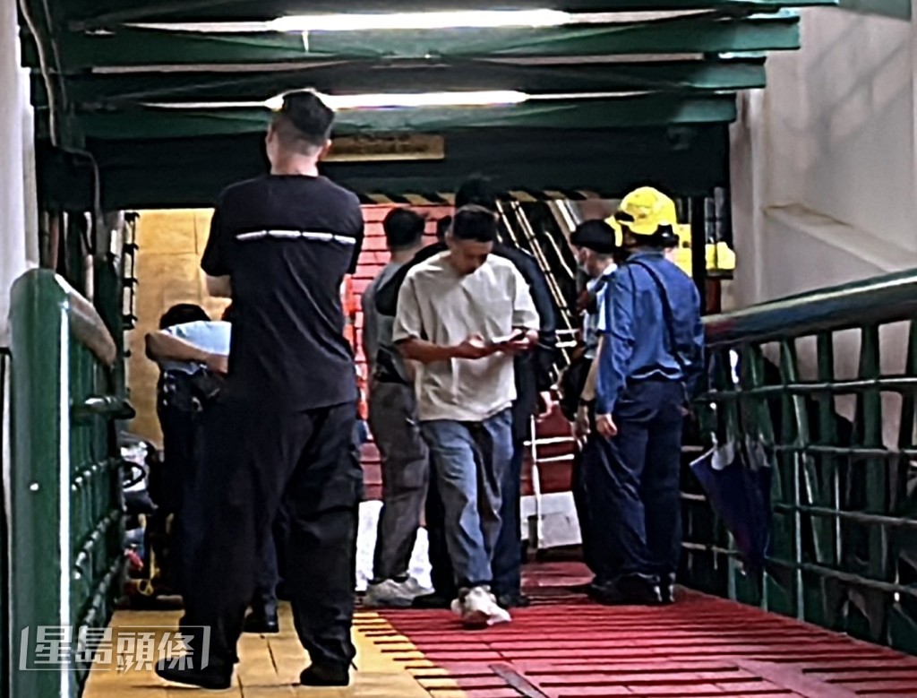 死者救上岸,用白布蓋住。林思明攝 死者救上岸,用白布蓋住。林思明攝