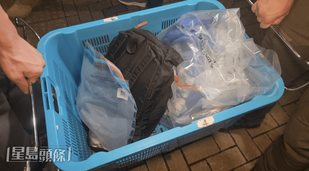 警員帶走兩籃證物。