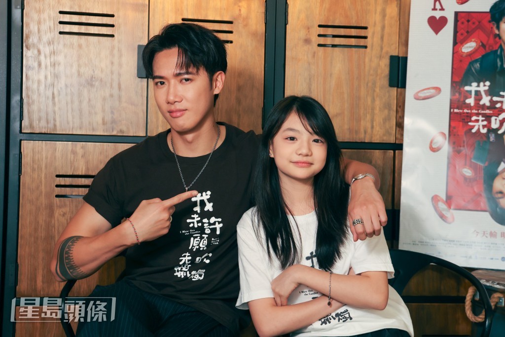 梅静妍年纪轻轻,但跟大前辈和男神们同场演出也绝不怯场。 梅静妍年纪轻轻,但跟大前辈和男神们同场演出也绝不怯场。