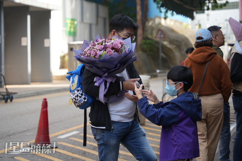 有男士帶同孩子一同買花。吳艷玲攝