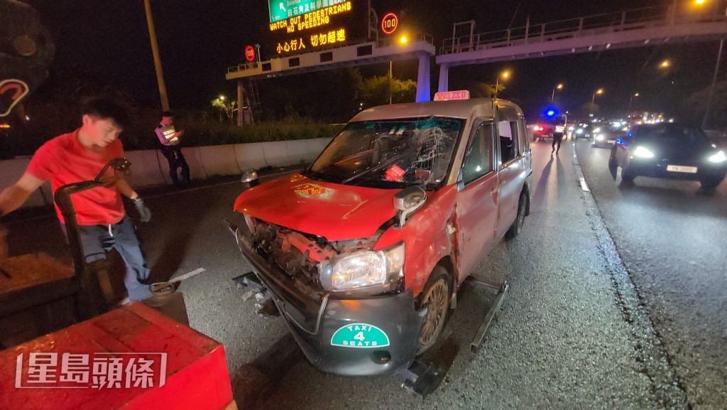的士由拖車拖走。黎志偉攝 的士由拖車拖走。黎志偉攝
