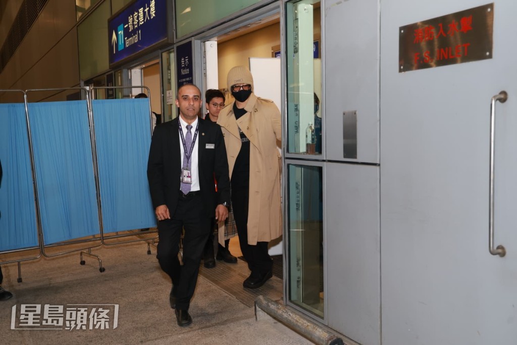 姜濤從機場步出。